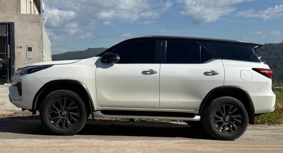 TOYOTA HILUX SW4 2.8 D-4D TURBO DIESEL SRX 7L 4X4 AUTOMÁTICO